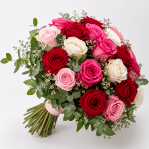 Bunter Rosenstrauß mit roten, pinken und weißen Rosen, perfekt für Blumen Meister Hemau.