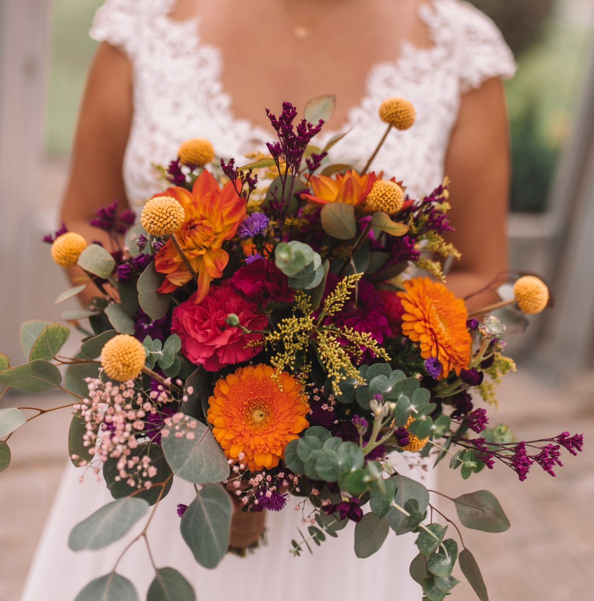 Bunter Brautstrauß mit Dahlien und Craspedia – Hochzeitsfloristik von Blumen-Meister in Hemau