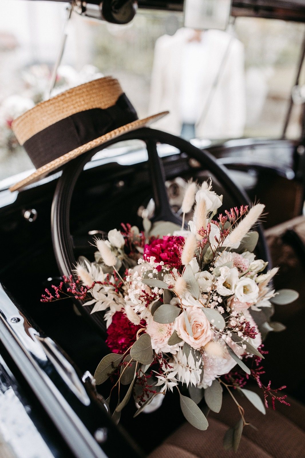 Brautstrauß in Rosé und Beerentönen im Oldtimer – Hochzeitsfloristik von Blumen-Meister in Hemau
