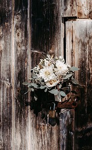 Eleganter Blumenstrauß mit weißen Blumen und Eukalyptus.